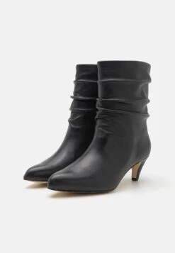 Prima pagina -Anna Field 11edd0881bad478681b6a57918b6c21e