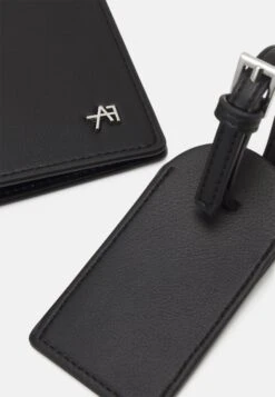 Anna Field Passport Case And Luggage Tag SetCustodia Per PassaportoBlack Donna Portafogli E Portachiavi AN651F04H-Q11 11 Anna Field Passport Case And Luggage Tag SetCustodia Per PassaportoBlack Donna Portafogli E Portachiavi AN651F04H-Q11 -Anna Field 3a491ff00f7a495fa8abceec7b9b8f16