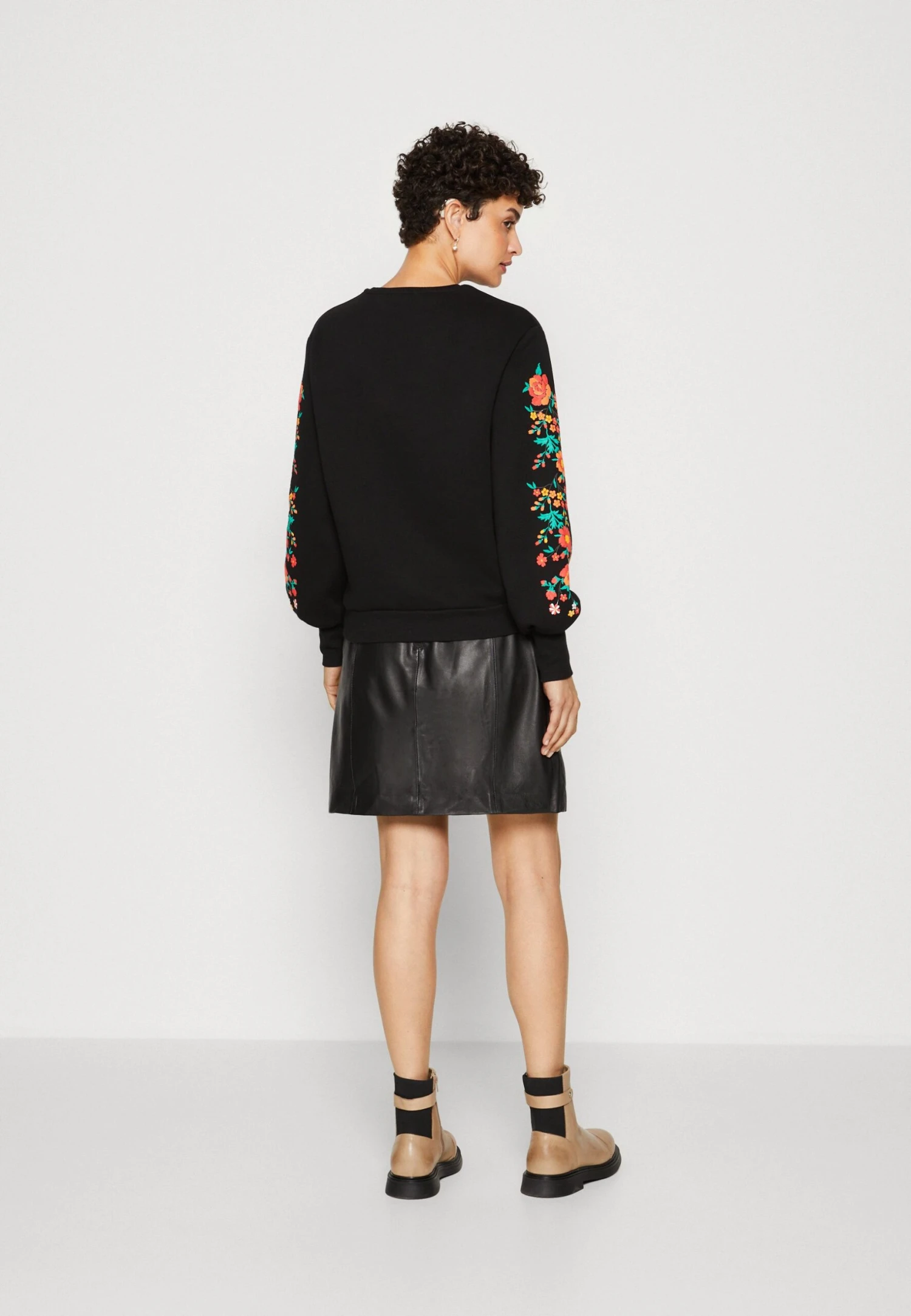 Anna Field FelpaBlack Donna Felpe AN621J013-Q11 6 Anna Field FelpaBlack Donna Felpe AN621J013-Q11 - immagine 4