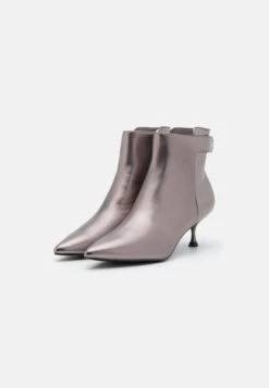 Prima pagina -Anna Field 3e8b8494d3b24435b58bf94ac91f802a