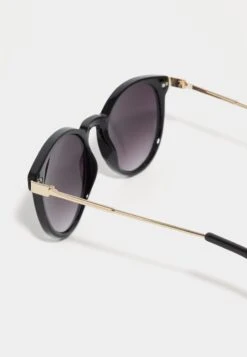 Anna Field Occhiali Da SoleBlack Donna Occhiali Da Sole AN651K016-Q11 7 Anna Field Occhiali Da SoleBlack Donna Occhiali Da Sole AN651K016-Q11 -Anna Field b438d2a01e9b425ca41f8a30c9c1319a