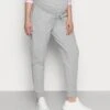 Slim Fit JoggersOverbumpPantaloni SportiviLight Grey Donna Pantaloni EX429B00N-C11 2 Slim Fit JoggersOverbumpPantaloni SportiviLight Grey Donna Pantaloni EX429B00N-C11 -Anna Field e52ff0f6c6fa40c283de7ad8a90a1e41